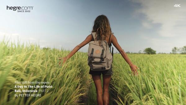 Skærmgreb #3 fra filmen En dag i livet i Putri, Bali, Indonesien - Anden del