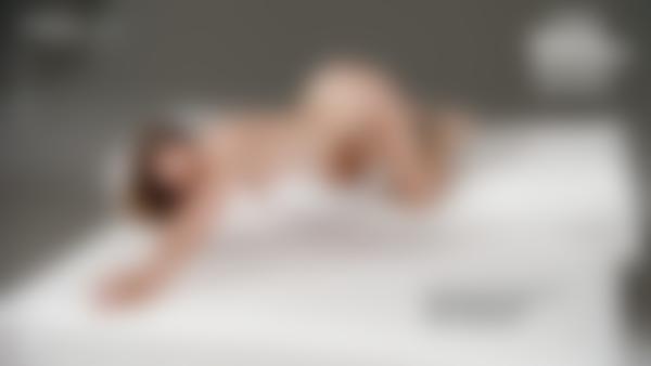 Screenshot #10 aus dem Film Anna L nackt im Bett