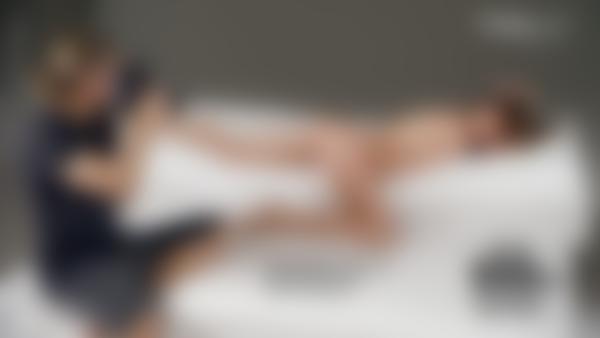 Screenshot #12 aus dem Film Anna L nackt im Bett