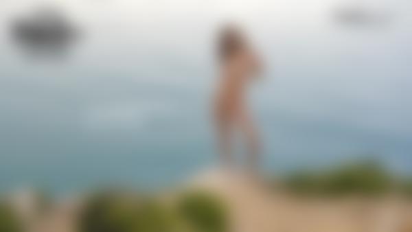 Ekrāna paņemšana #9 no filmas Anna L. Sarkans bikini