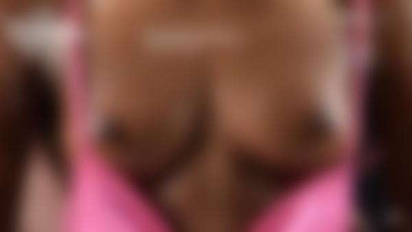 फ़िल्म 9 से स्क्रीन ग्रैब # काले और सफेद स्तन मालिश