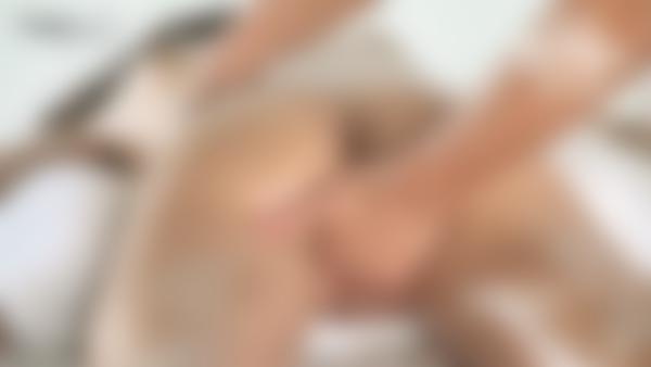 Skjágrip #12 úr kvikmyndinni Fyrsta erótíska nuddið