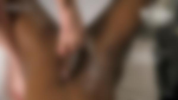 Skærmgreb #11 fra filmen Goro og Jasmine Cock Shock Therapy