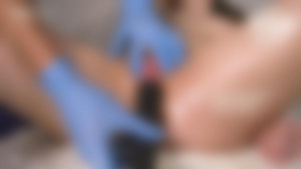 Skærmgreb #12 fra filmen Hera og fræk sygeplejerske orgasme laboratorium