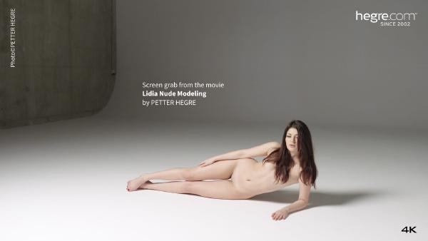 Kuvakaappaus #4 elokuvasta Lidia alastonmallinnus