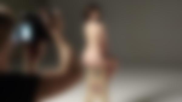 Kuvakaappaus #9 elokuvasta Lidia alastonmallinnus