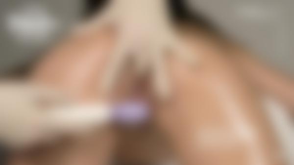 电影 调皮护士和 Tropi 喷水会 中的屏幕截图 #9