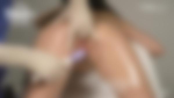 电影 调皮护士和 Tropi 喷水会 中的屏幕截图 #10