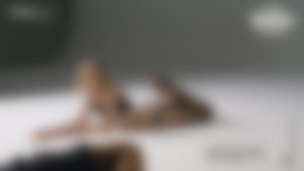 Екранна снимка №12 от филма Риана гол моден модел