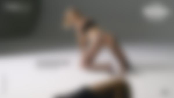 Екранна снимка №11 от филма Риана гол моден модел