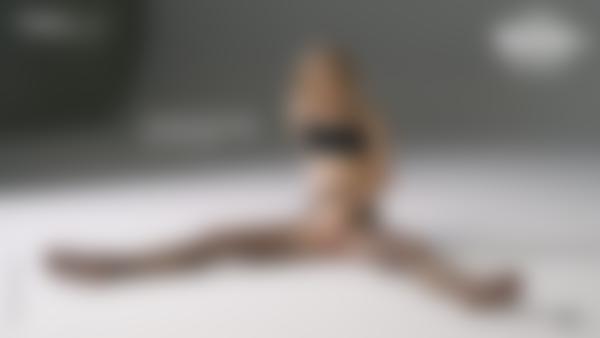 Екранна снимка №10 от филма Риана гол моден модел