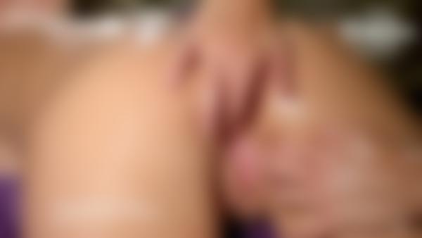 Screenshot #12 aus dem Film Schreien nach einer Massage mit Analeinlauf.