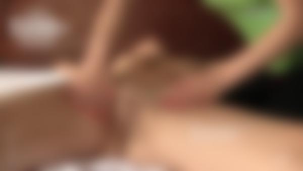 फ़िल्म 12 से स्क्रीन ग्रैब # सेक्सी खेल मालिश