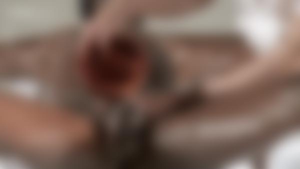 Ekrāna paņemšana #12 no filmas Tantriskā slaukšanas masāža