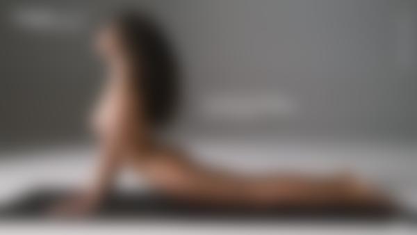 Λήψη οθόνης #10 από την ταινία Teti Nude Yoga και Διαλογισμός